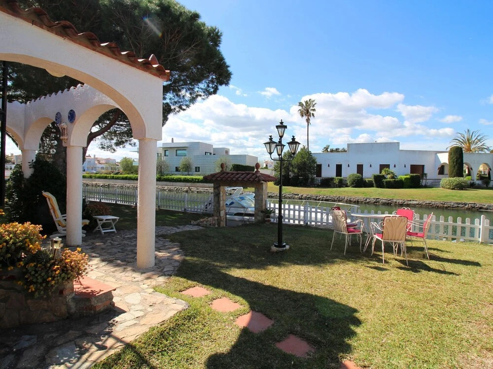 Majestic Holiday Home in Empuriabrava With Private Swimming Pool, Garden and Mooring