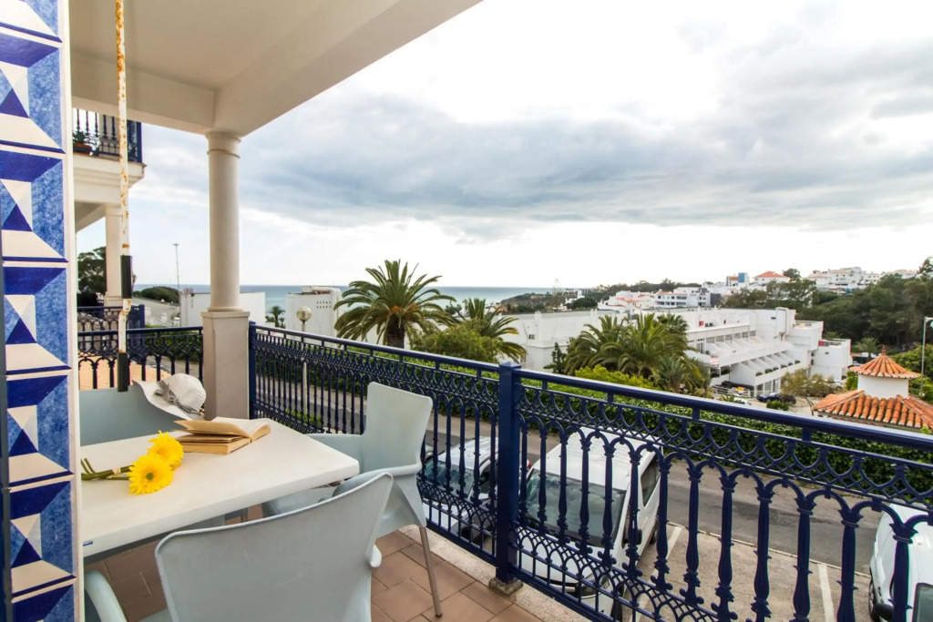 Oura Sunrise II Apartment by Stay-ici, Algarve Holiday Rental