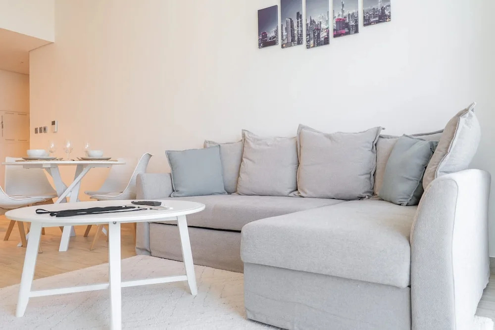Sleek 1 Bedroom in Studio One With Great Amenities