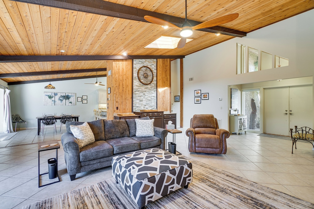 Heated Pool, 3 Mi to Dtwn: Cape Coral Escape!