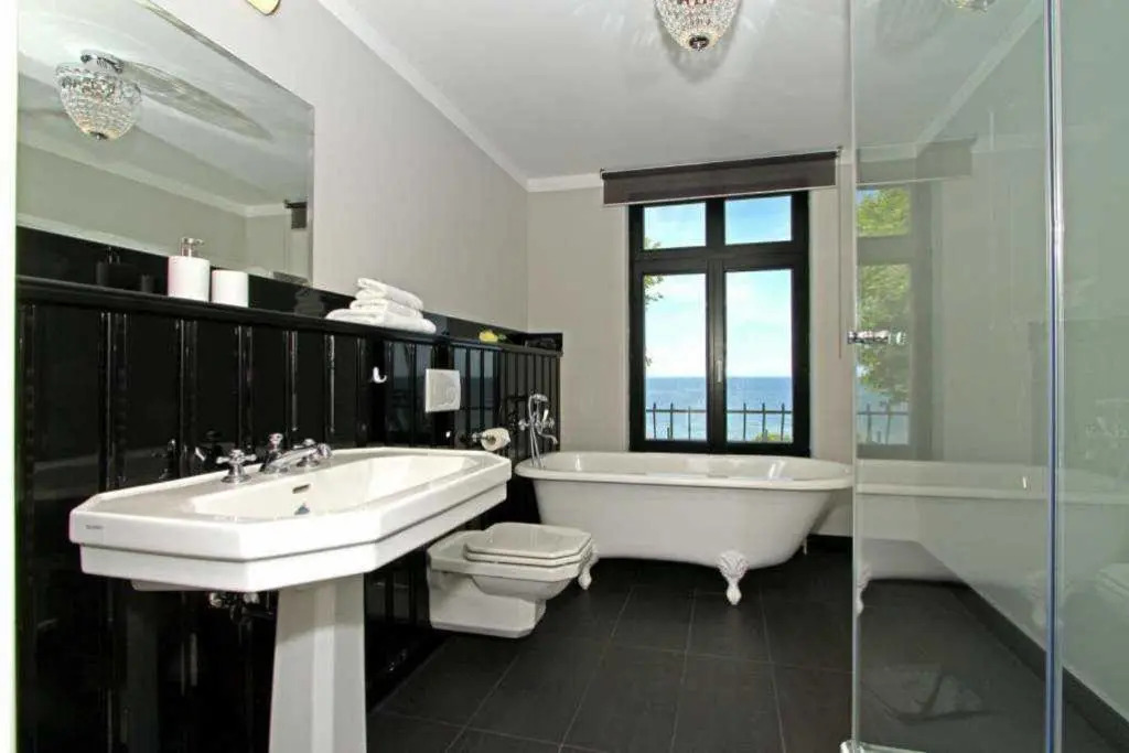 Villa Schering App 4 Black White