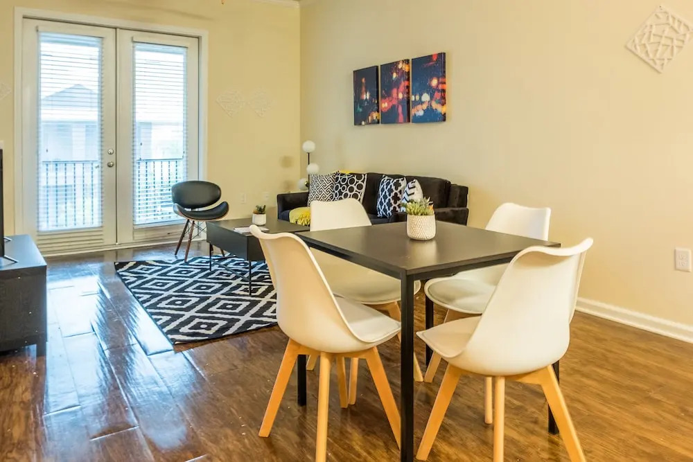 Southside 1 BR Apt with Parking by Frontdesk