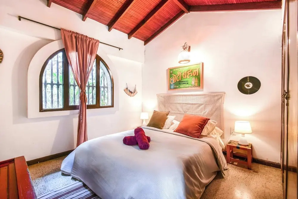 w Bright Colonial 5BR House With Balcony