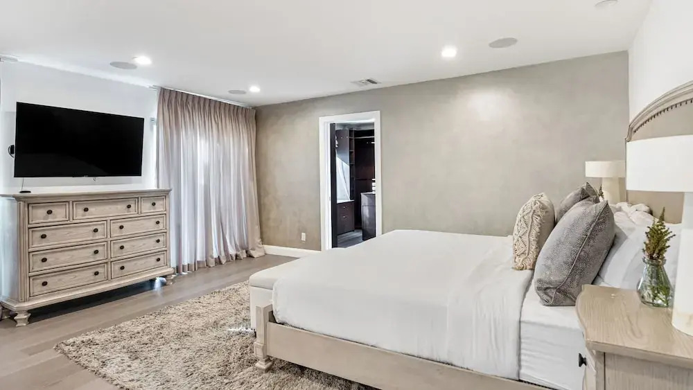 LA Hillside Retreat w/ Pool, Views, Fire Pit & Outdoor Lounging Casa Bellagio by Avantstay