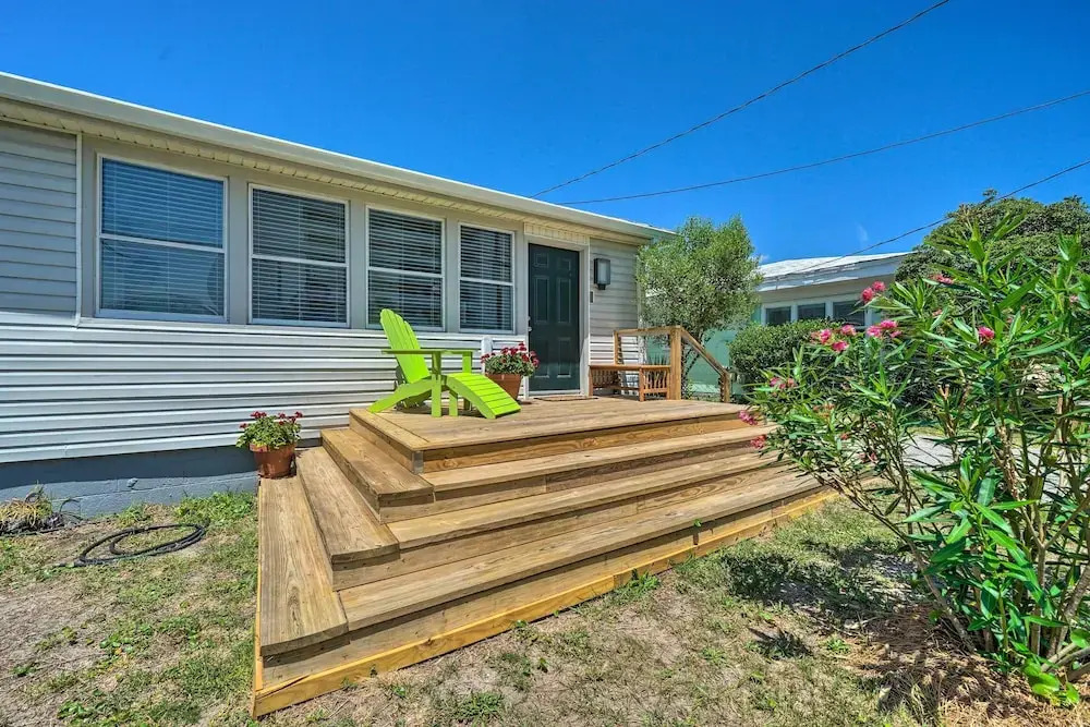 Bright Carolina Beach Cottage w/ Yard & Grill
