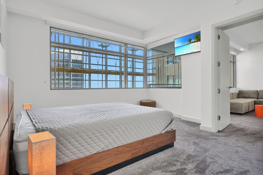 RS Suites - The AKA Residence