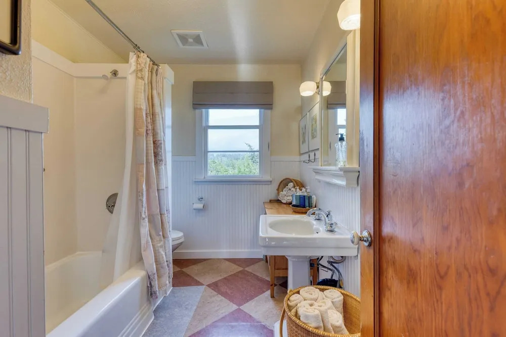 Maxwelton Aerie Bluffside Retreat w/ Sweeping Puget Sound Views + Firepit
