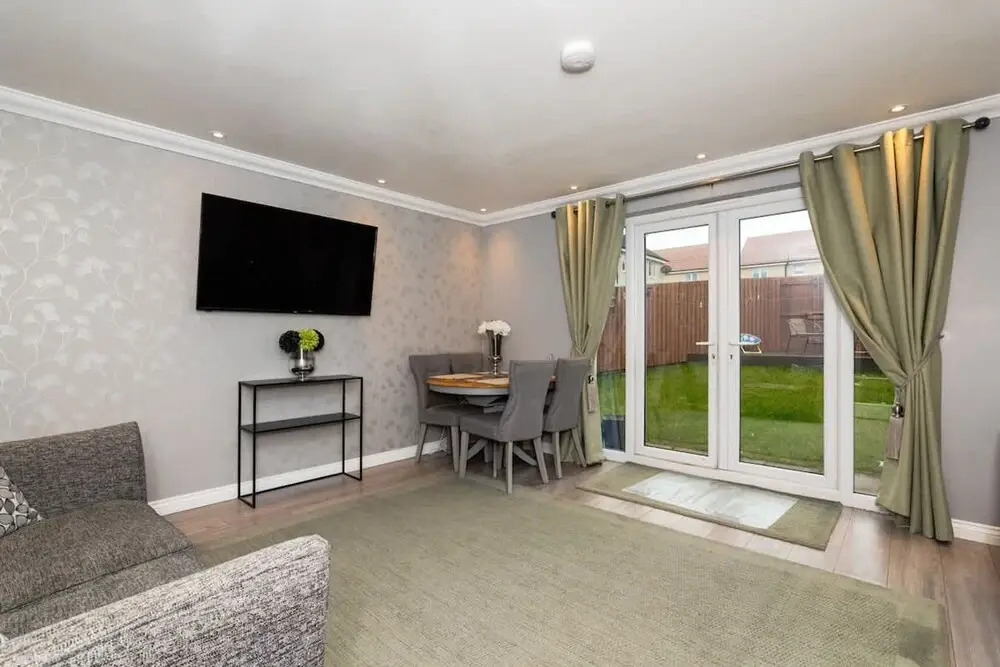 3 Bedroom House-private Parking