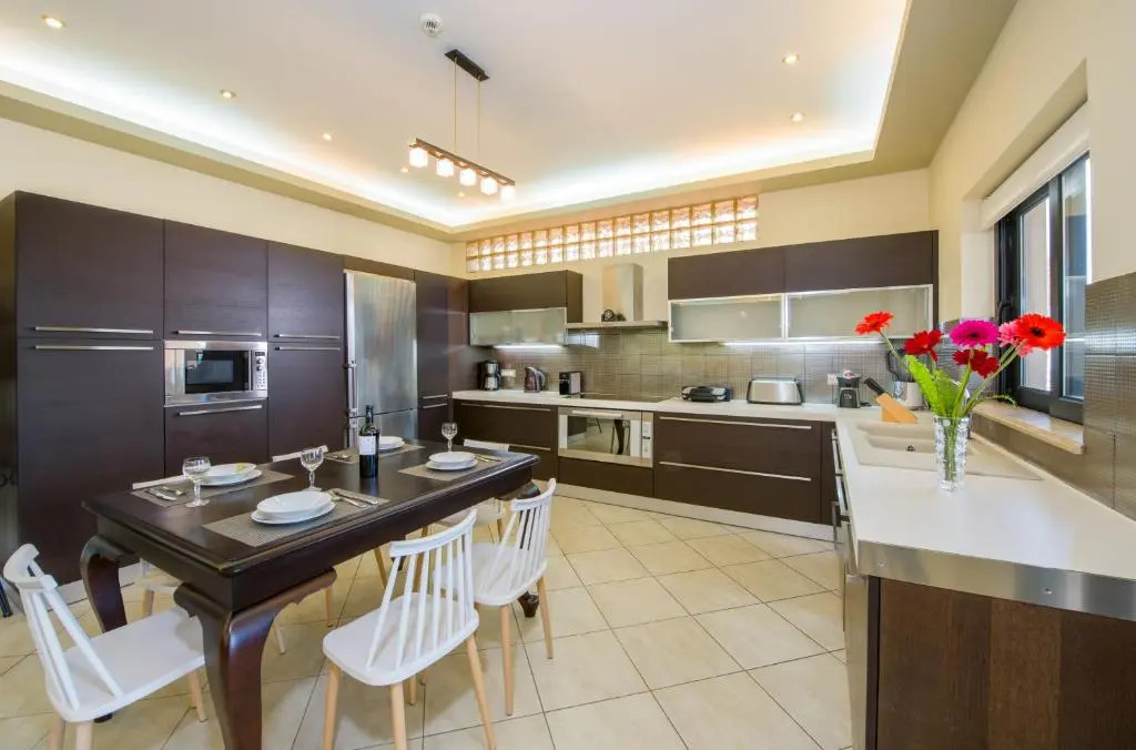 Manolia Dream Apartment 3-bedrooms 30m to the beach