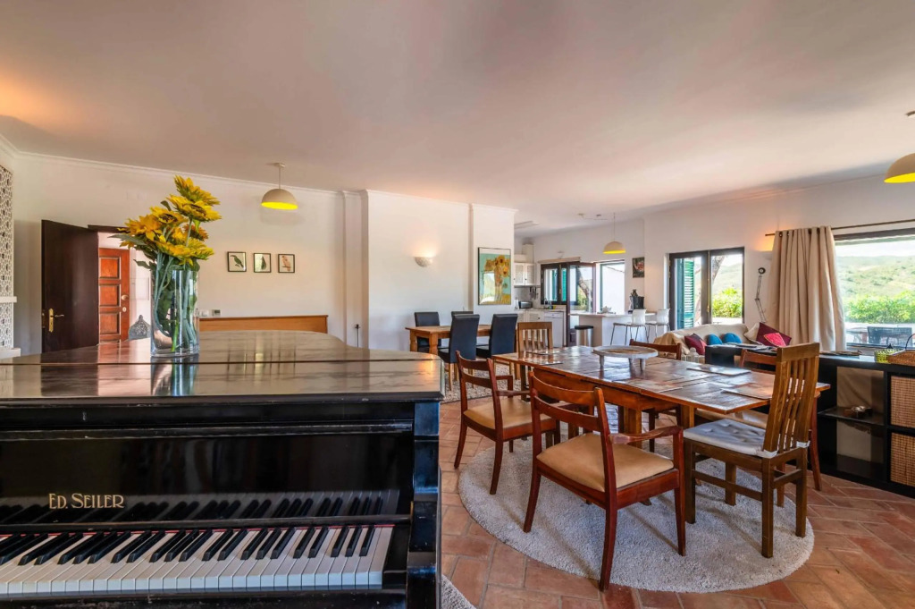 Villa Eiras Altas by Portucasa
