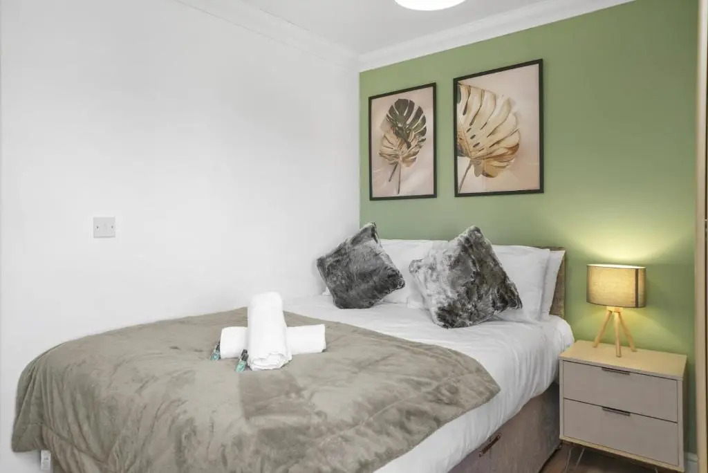 3 Bedroom, 2 Bathroom Apartment in Milton Keynes by HP Accommodation - Free WiFi & Parking