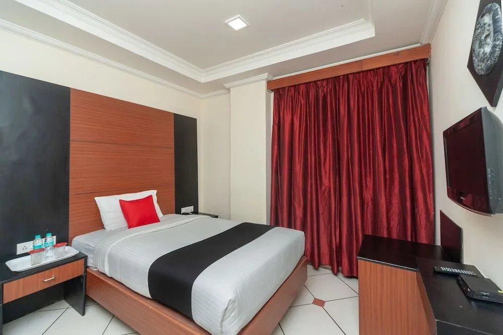 Capital O 8145 Emarald Hotel