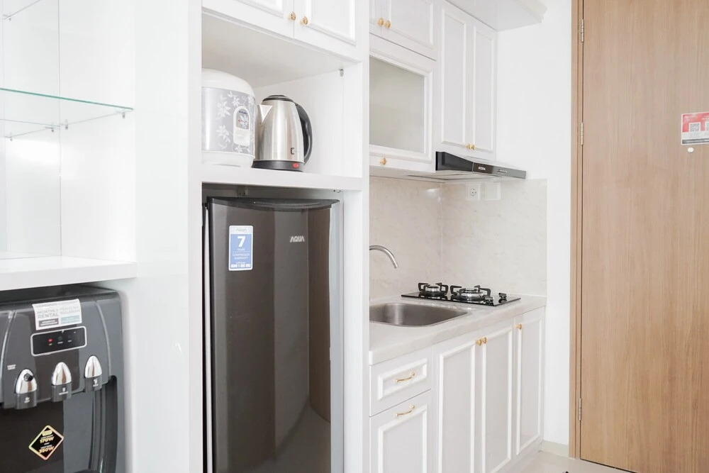 Comfort and Modern Studio at Tree Park Cikokol Apartment By Travelio