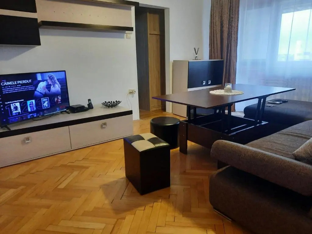 Apartament 3 camere semidecomandat