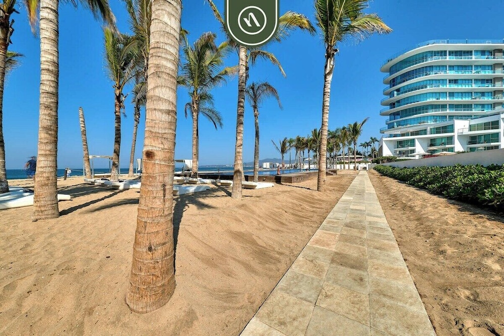 Beachfront 2BR Condo With Pool and Beachclub