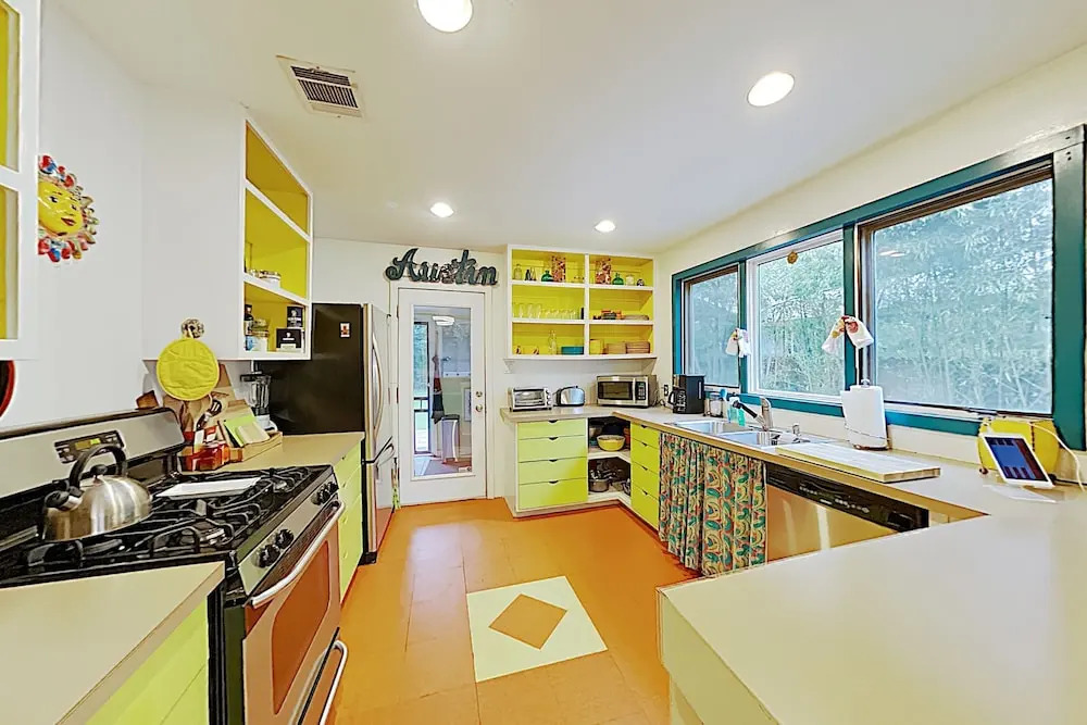 Hip 2BR Austin Bungalow by RedAwning
