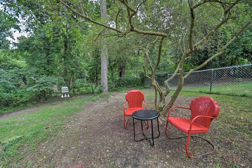 Rustic Chic Home: 1 Mi to Dtwn Hot Springs!
