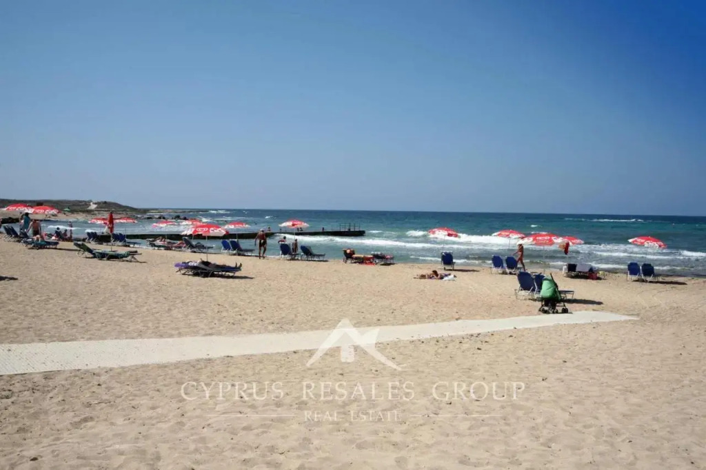 Queens Gardens suite by the sea, pool and mall