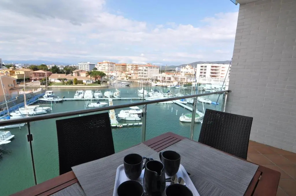 RNET - Apartments Roses Port Trebol