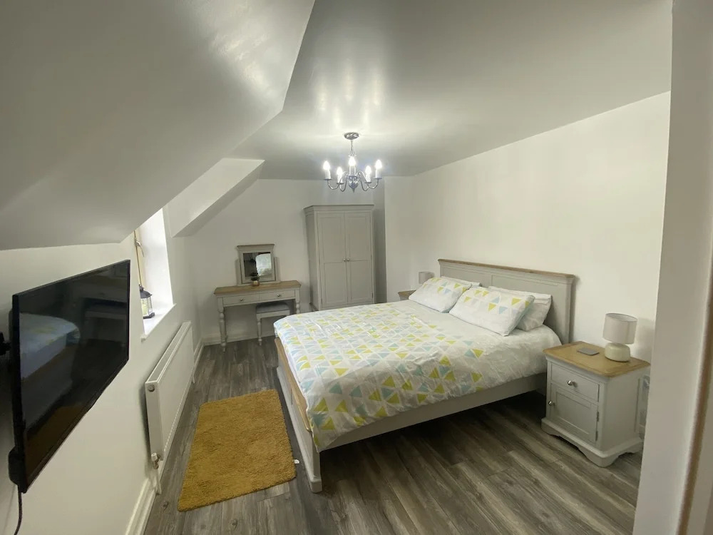 Rostrevor Valley 6-br, Sleeps 20 w/ Hot Tub & View