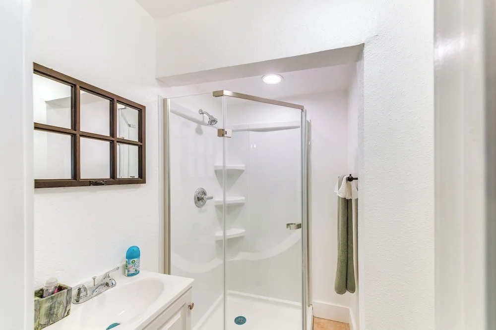 1 Mi to Dtwn Waco! Lovely Home w/ Fire Pit Table