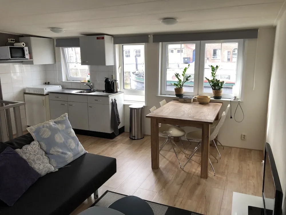 Slapen in eigentijds woonboot hotel
