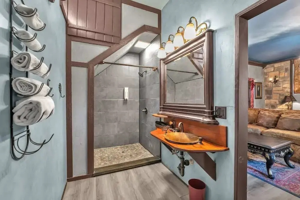 The Vines Retreat, Hot-tubs, Game Room, 10-mins to Downtown!