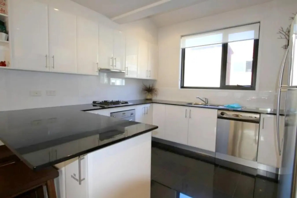 Luxury Woodridge 2-Bedroom Apartment