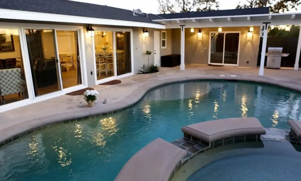 Fantastic 6 bedroom, 4.5 bath home (4 master Suites), pool home