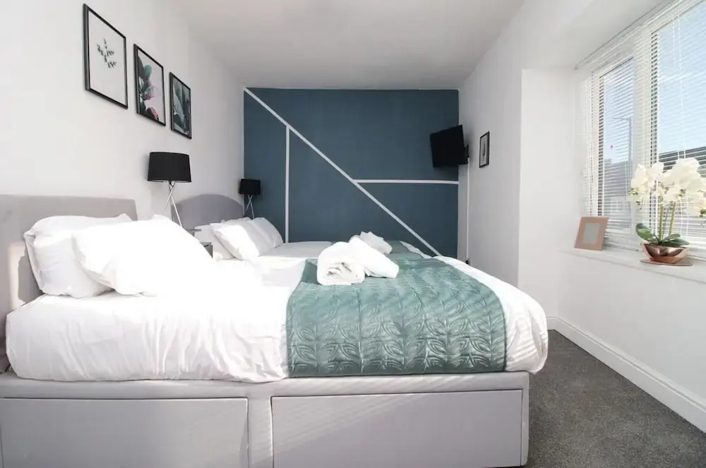 5 Bed House - Sleeps 16 - Parking - Wifi