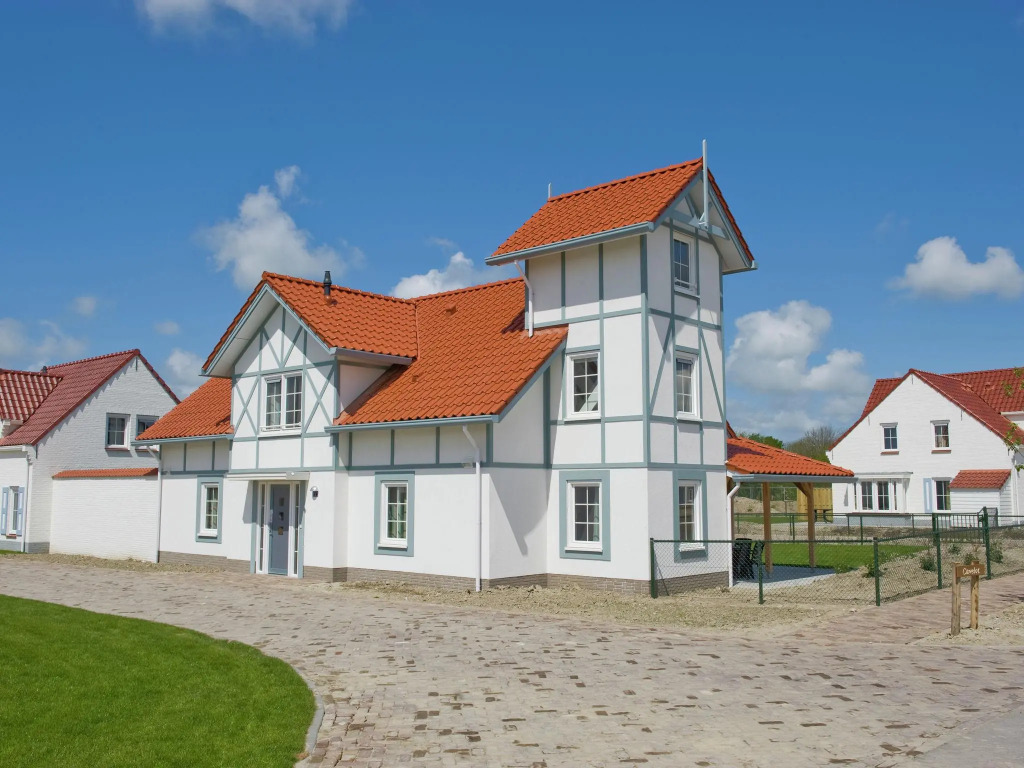 Spacious, detached and child-friendly villa, beach at 400 m.