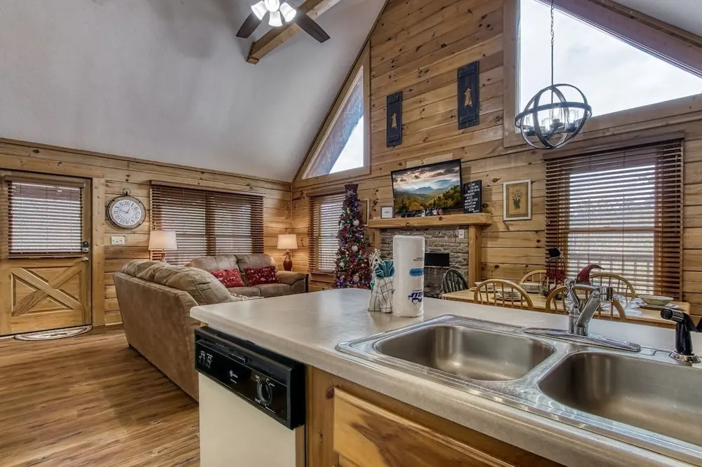 ER239 - Sleepy Bear Great Location - Close To Town! 2 Bedroom Cabin by RedAwning