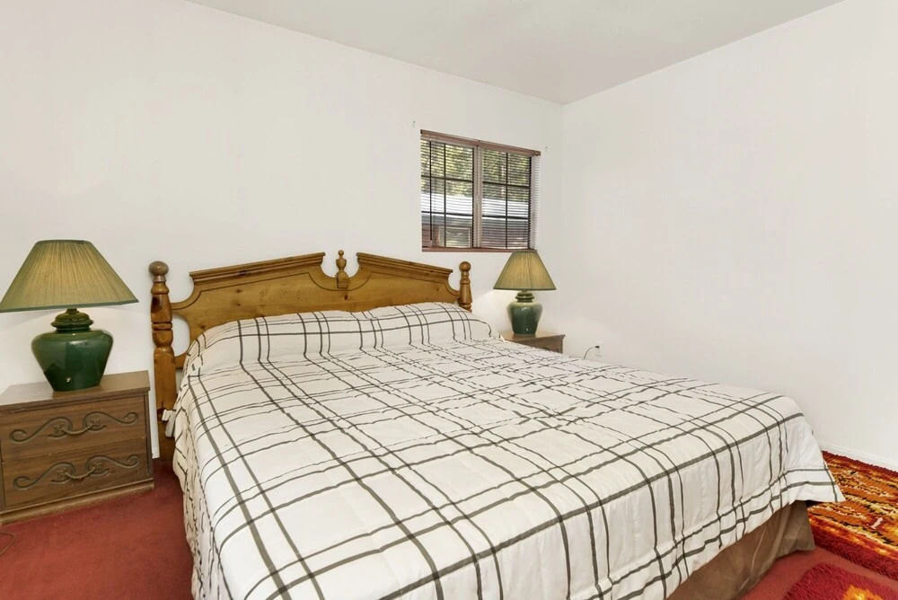 2222-cozy Summit 4 Bedroom Home by RedAwning