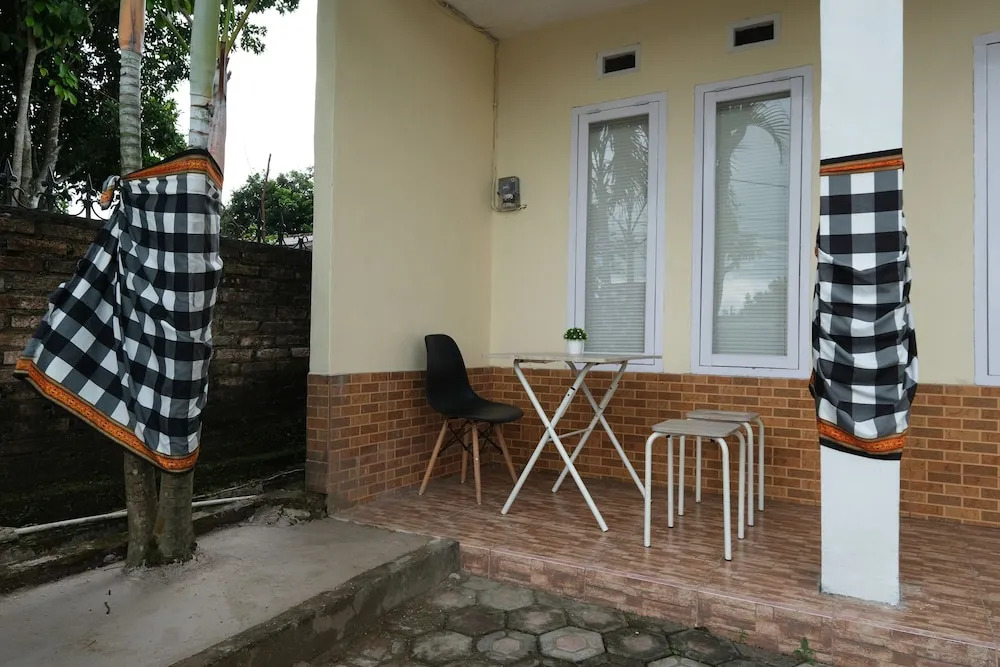 OYO 2551 Dewi Residence 2