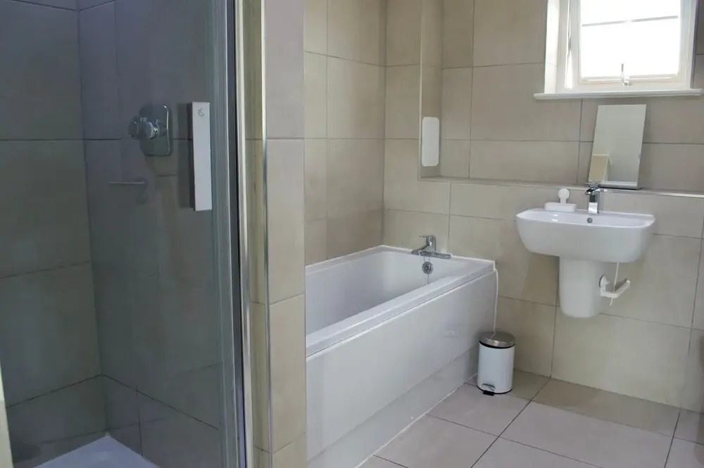Modern 2 Bedroom Apartment With Parking
