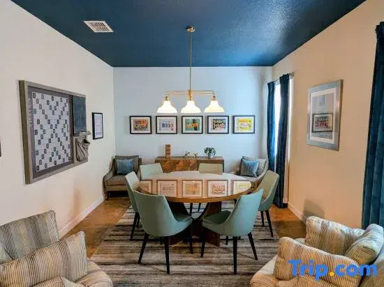 Spacious 6Bd/6Ba w/ Pool 10 mi from Disney!