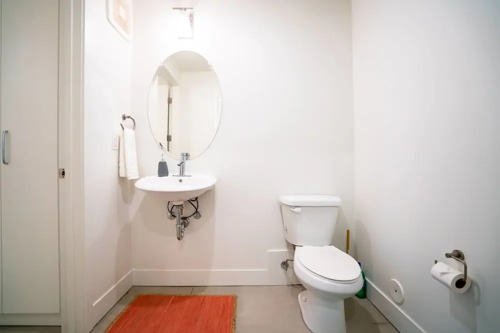 Minimalist & Alluring Condo, Walk to Mile High