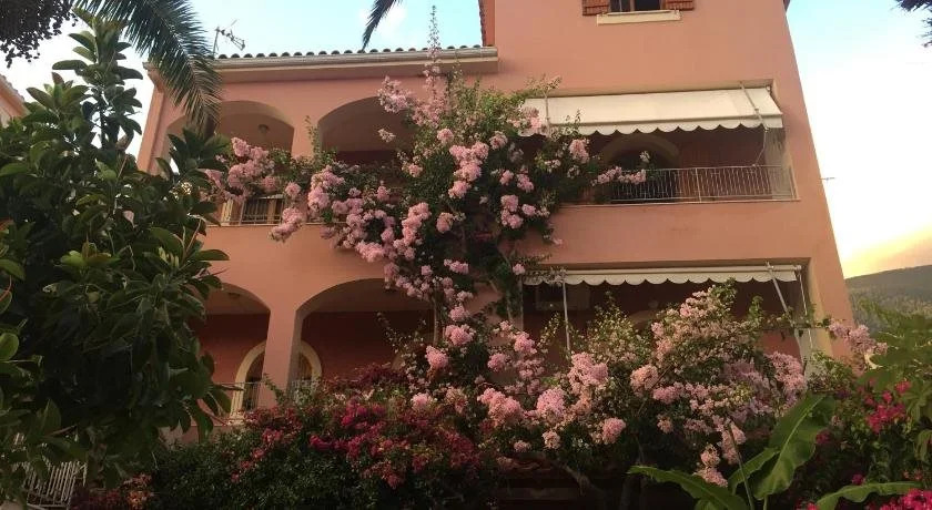 Lambrakis Studios & Apartments