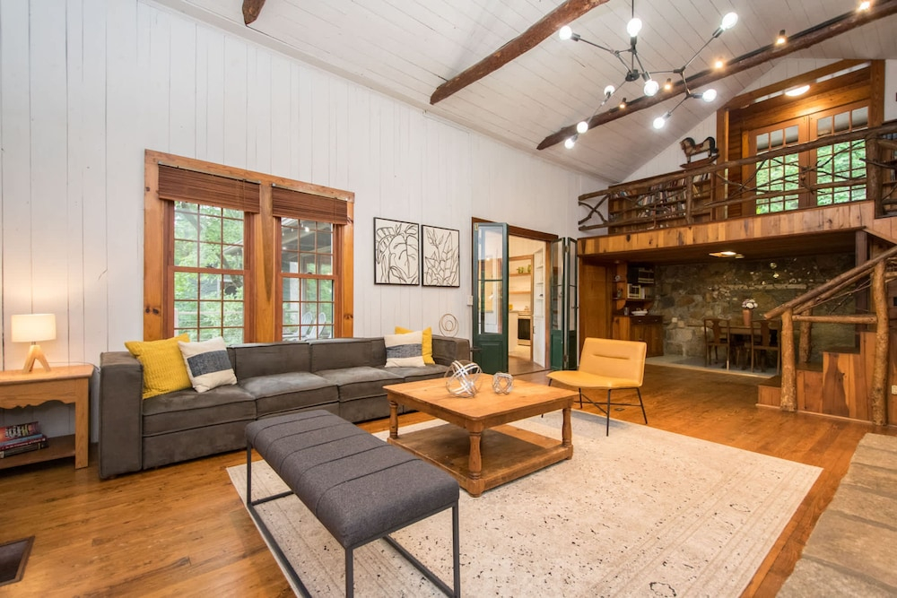 Spacious 4BR w Fireplace Ping Pong Free Tix