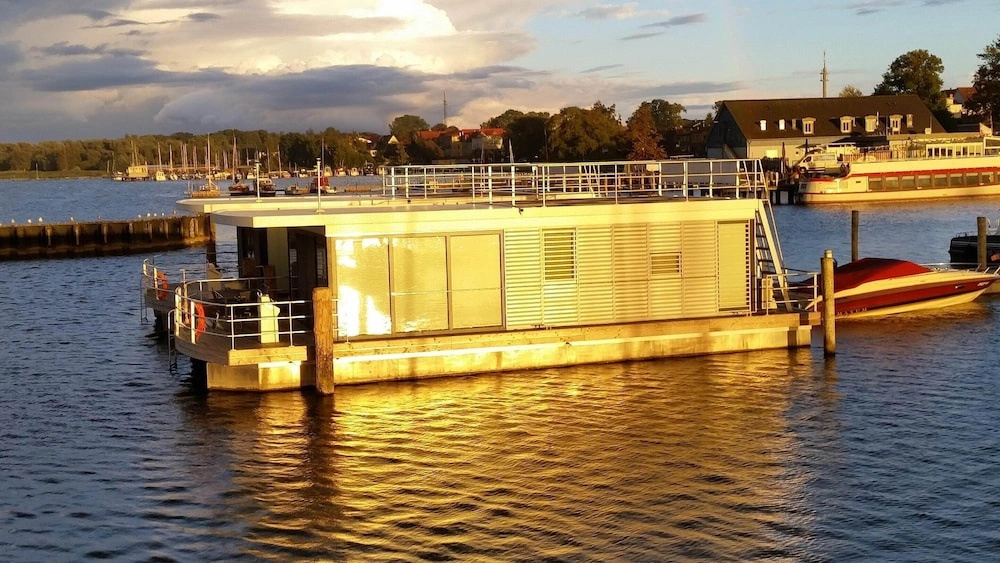Hausboot Charlotte im Hafen in Ribnitz-damgarten