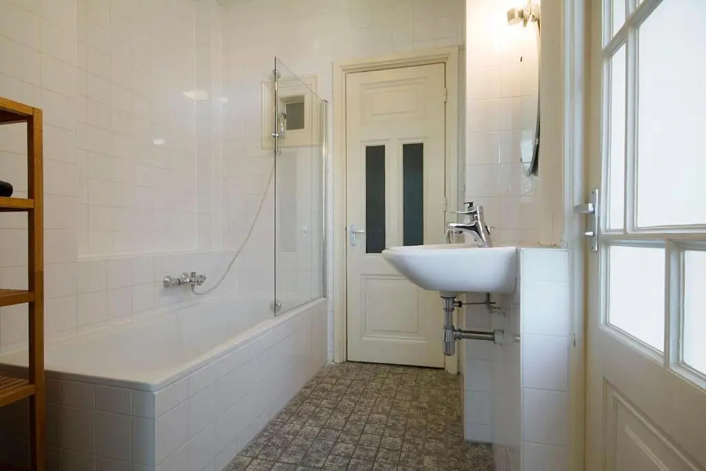 Spacious 4P Canal Apartment