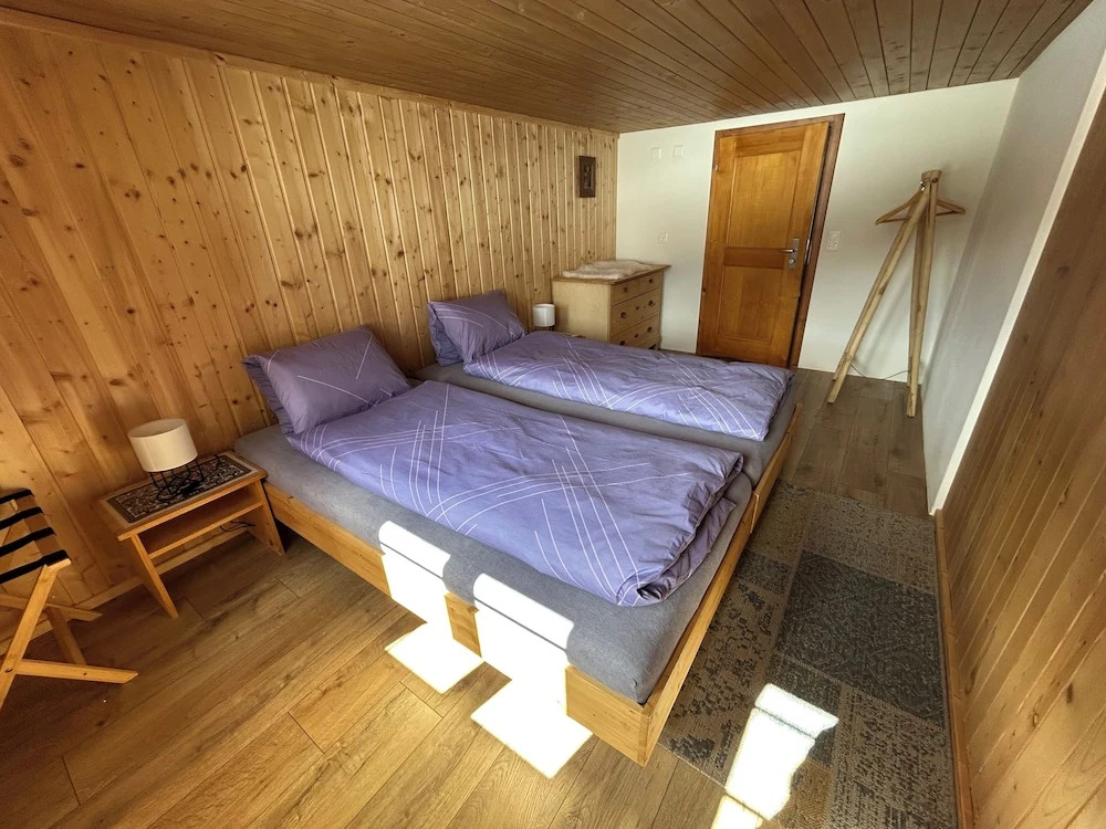 Alpenchalet Weidhaus Gstaad - Dachwohnung - Studio - Stockbettzimmer