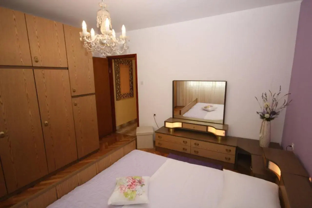 Two bedroom apartment, nice neighborhood, free parking, WiFi