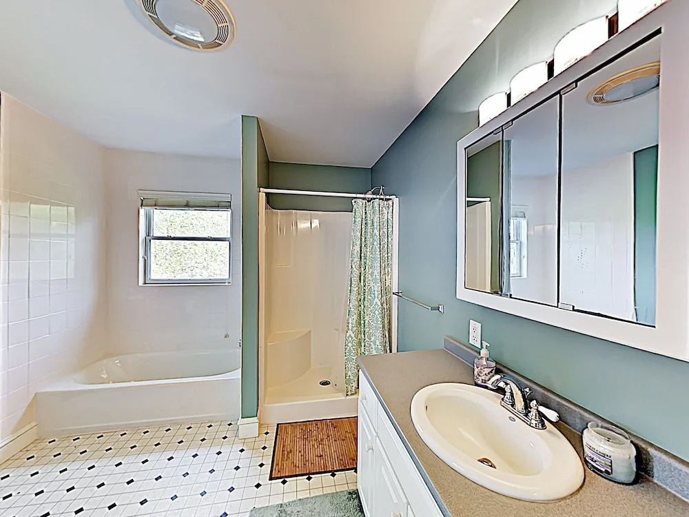 New Listing! Spacious Victorian - Walk To Beach 3 Bedroom Home