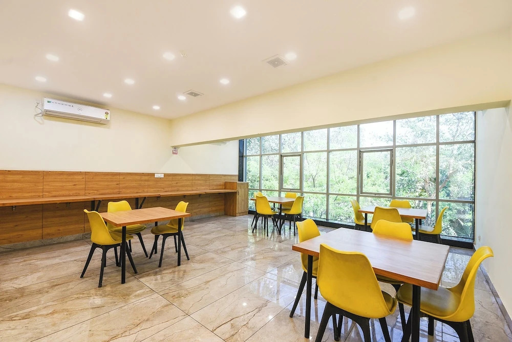 Fabhotel Celebrity Inn