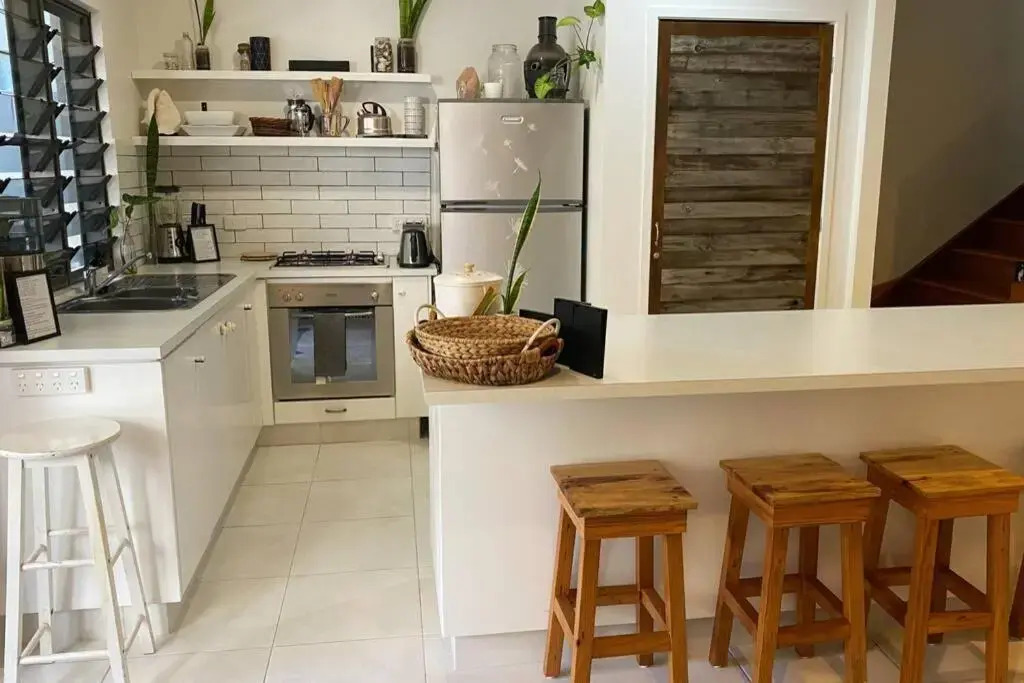 LILY LAMOND TOWNHOUSE, outdoor hammock, 5 min walk to the ocean, in Airlie Beach
