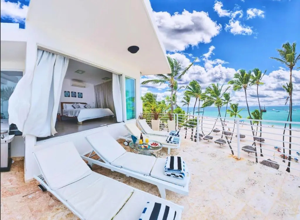 Incredible 4BR Beachfront Penthouse with Ocean View