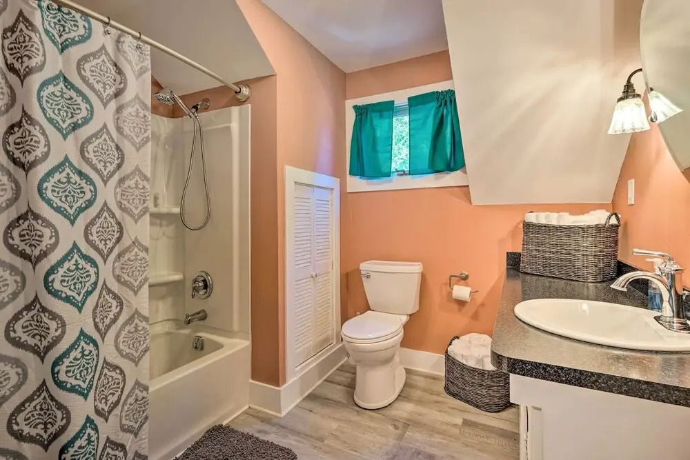Downtown Retreat w/ Grill, Fire Pit & Wet Bar
