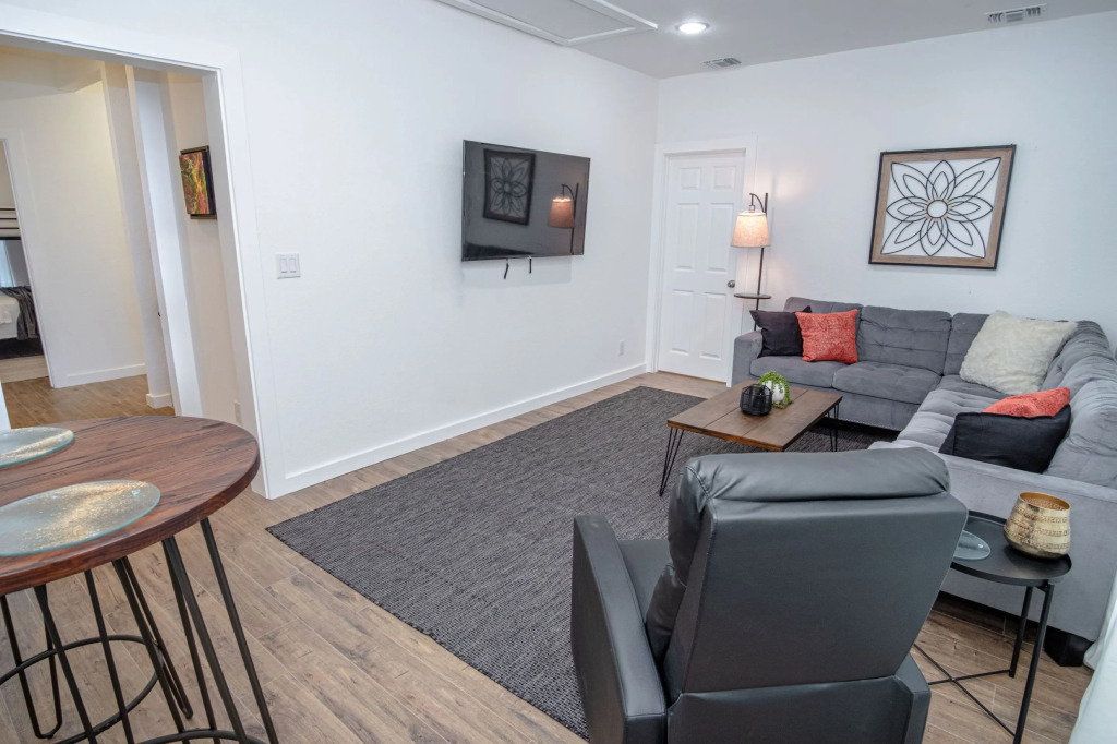 5BR/4BA House Sleeps 20 Downtown