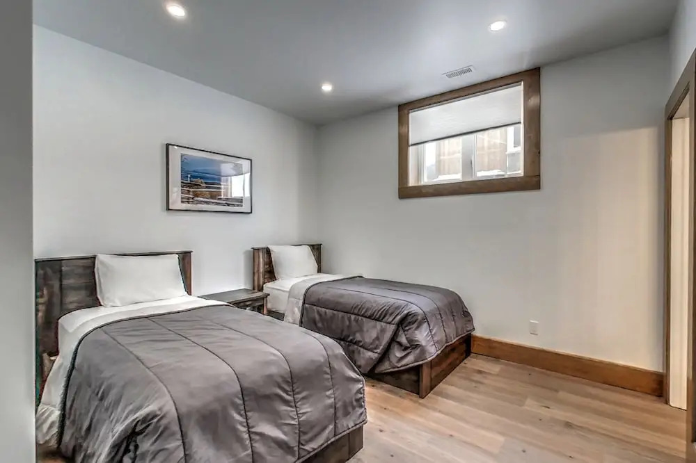 Brand New 7 bdrm Luxury Cottage with Private Beach Access, BBQ,7.5 baths, Hot Tub, Ping Pong Table